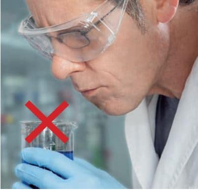 Kimya laboratuvarındaki maddeler koklanmamalıdır